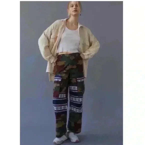 Urban outfitters cargo camo moutainer pant size 2 - Picture 2 of 6